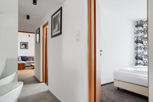 海乌姆诺APARTAMENT PRZY RYNKU II的一间卧室设有一张床和一间浴室。