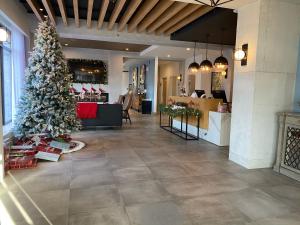 普莱西德湖Lake Placid Inn Boutique Hotel的大堂的圣诞树,还有商店