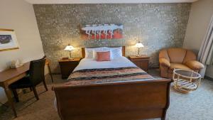 拉拜21号宾馆的一间卧室配有一张床、一张桌子和一把椅子