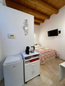 锡拉库扎Il Cortiletto di Ortigia的一间卧室配有一张床和一张桌子,上面配有茶壶