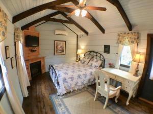赛维尔维尔Tiny Home Cottage Near the Smokies #7 Tilly的一间卧室配有一张床和吊扇