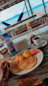 CagantupoIsla diablo cabañas en la orilla del mar baño compartido的桌上的一盘早餐食品