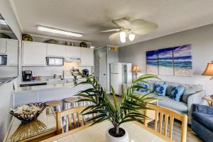 棕榈岛309A Sea Cabin的厨房以及带沙发和桌子的客厅。
