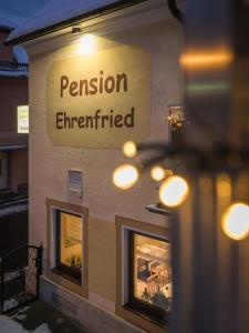 金德贝格Pension Ehrenfried - Hotel garni的带有读取许可的标志的建筑物