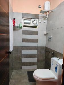 科钦Gerards Home stay Fortkochi的一间带卫生间和水槽的小浴室