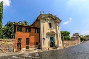 罗马Rooftop Appia antica, Attico silenzioso residenziale的街道边的一座古老建筑