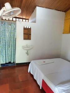 比利亚维哈Hostal Sol de Verano Doña Lilia的一间卧室配有床和水槽