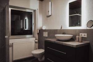 拉姆斯泰因-米森巴赫Charmantes & offenes Apartment的浴室配有白色水槽和卫生间。