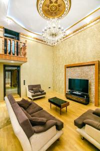 巴库View Nizami Street Chapman Taylor Baku的带沙发、电视和吊灯的客厅