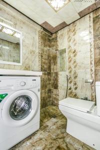 巴库View Nizami Street Chapman Taylor Baku的一间带洗衣机和卫生间的浴室