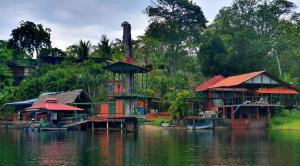 ArenosaCabana's on Gatun Lake in Arenosa的一群坐在水面上的房屋