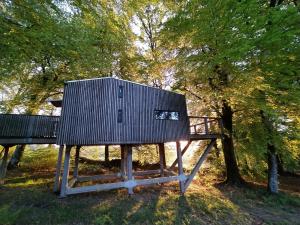 Saint-Sever-CalvadosL'étape en forêt的木结构顶上的树屋