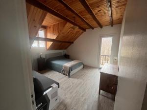 阿克斯莱泰尔姆Chalet d’Ax Pyrénées的一间卧室设有一张床和木制天花板