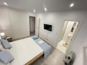 里斯本airport room的白色的客房配有床和镜子