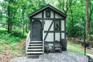 赛维尔维尔Tiny Home Cottage Near the Smokies #10 Helena的凉亭配有两把椅子和一扇门