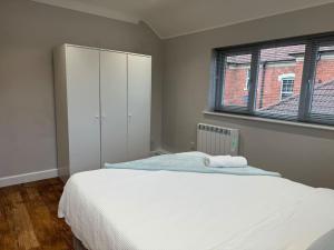 凯特林Rest Haven Lodge的卧室配有白色的床和窗户。