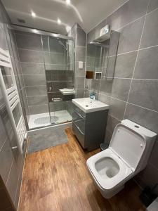 凯特林Rest Haven Lodge的浴室配有卫生间、盥洗盆和淋浴。