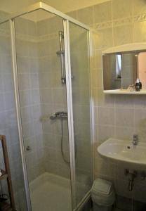 科佩尔布图尔之家农家乐的带淋浴和盥洗盆的浴室
