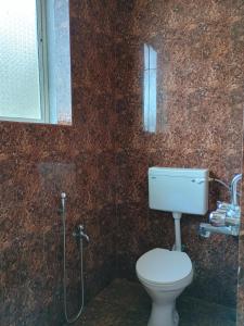 瓦加托GS Home Delux Sea and forest view Apartment的一间带卫生间和窗户的浴室