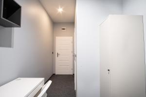 罗兹Prywatny pokój z prywatną łazienką - Senatorska 36的一间设有白色门和卫生间的小浴室