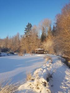 坎达瓦Čapuliši的冰冻的湖,雪中设有凉亭