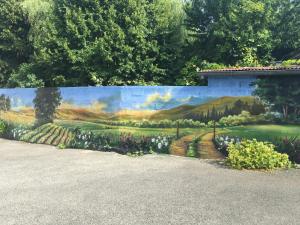 HeillyL'auberge fleurie的墙上花园壁画