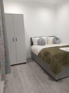 Hatch EndGood priced double bed rooms in harrow with shared bathrooms的一间卧室配有床和白色橱柜