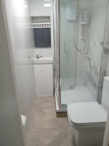 Hatch EndGood priced double bed rooms in harrow with shared bathrooms的带淋浴和卫生间的白色浴室