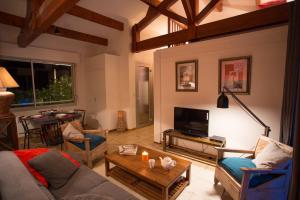 卡普费雷Le Lodge du Cap Ferret的客厅配有沙发和桌子