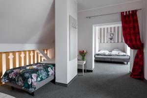 库多瓦-兹德鲁伊阿玛利亚酒店的一间带两张床的卧室和楼梯