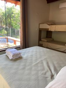 博尼图Chalé Buriti的一间卧室设有一张大床和一个窗户。