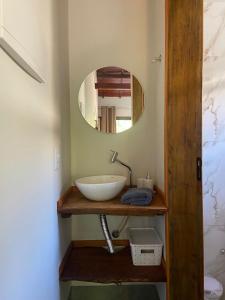 博尼图Chalé Buriti的一间带水槽和镜子的浴室