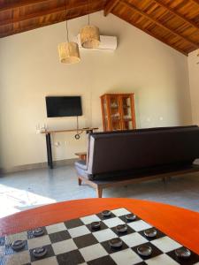 博尼图Chalé Buriti的一间铺有黑白格子地板的客厅