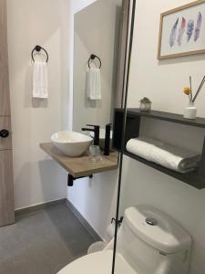 阿劳卡Deko rooms的浴室配有白色卫生间和盥洗盆。