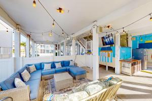 海洋岛海滩All Decked Out的客厅设有蓝色的沙发和游乐区。