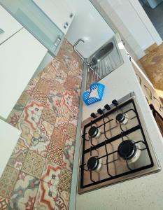 特拉帕尼Sea view的厨房台面上设有炉灶烤箱