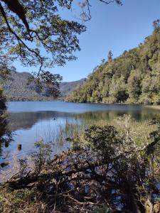 蒙特港Casa Aoni的享有以山脉为背景的湖泊美景