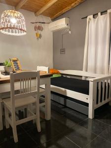 圣拉斐尔San Julián的一间卧室配有一张床、一张桌子和一张书桌