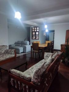 皮拉西卡巴Casa rústica Jardim Abaete的客厅配有沙发和桌子