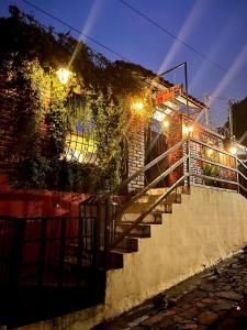 康塞普西翁德阿塔科Entre tejas的一套楼梯,晚上通往一座建筑