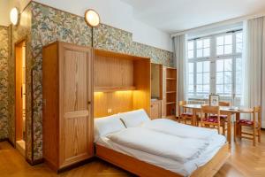 卡雷扎湖Grand Hotel Carezza Multiproprietà的卧室中间设有一张床
