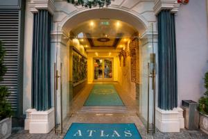 蒂米什瓦拉ATLAS Hotel的绿色柱子的地图集商店的入口