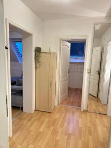 居特斯洛Modern Apartment in Gütersloh Avenwedde的一间空房间,设有两扇门,铺有硬木地板