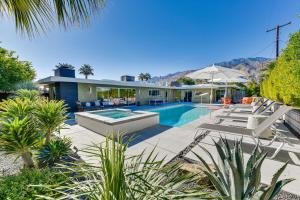 棕榈泉Luxe Palm Springs Home - Close to Downtown!的一座带游泳池和房子的度假屋