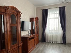 波尔塔瓦Centralnyi hotel的客房设有木制橱柜和窗户。