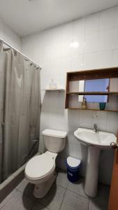 兰卡瓜Residencial F y V Spa的一间带卫生间和水槽的浴室