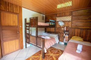 福尔图纳提奥菲利克斯经济山林小屋的带两张双层床和一扇门的房间