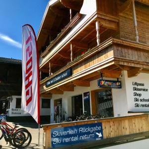 阿尔卑巴赫Ferienwohnung Neubau的停放在滑雪出租餐厅外的摩托车