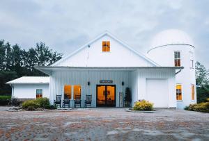 米勒斯堡Farmhouse Suites by Amish Country Lodging的白色谷仓,上面设有天文台