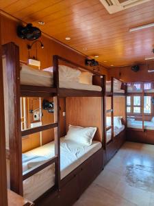 蓬蒂切里Unpack Hostel的船上的三张双层床
